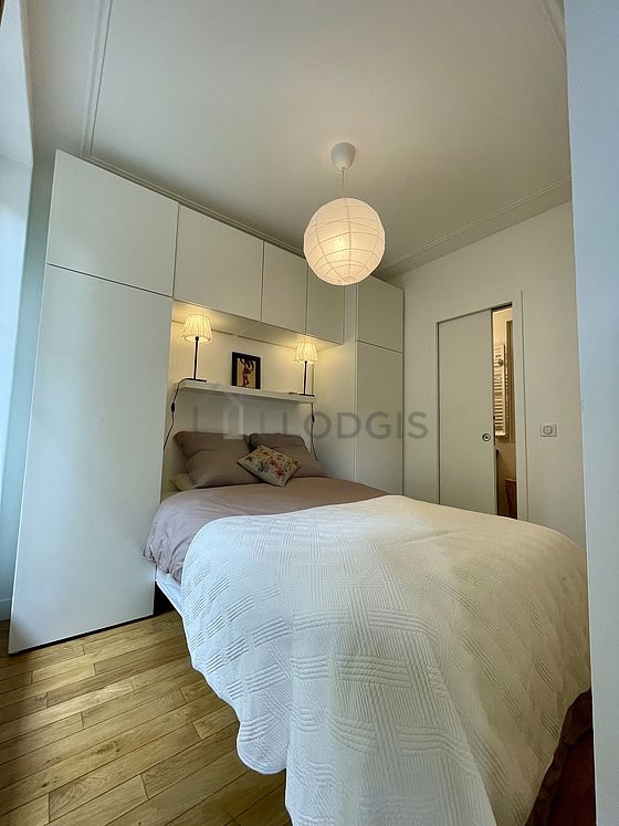 Chambre avec fenêtres double vitrage donnant sur rue