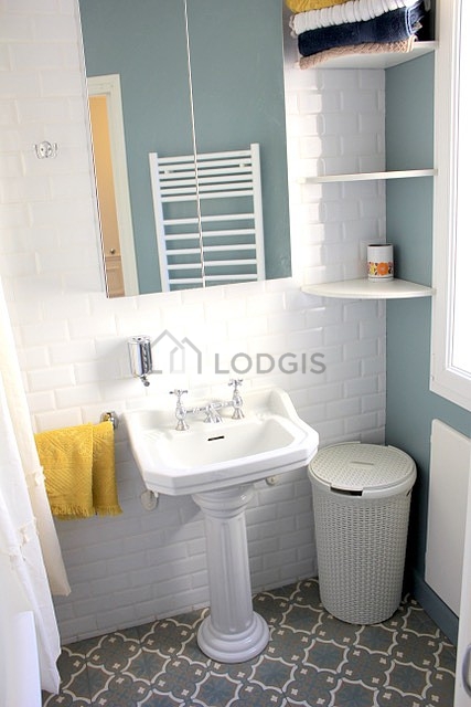 Bathroom equipped with bath towels