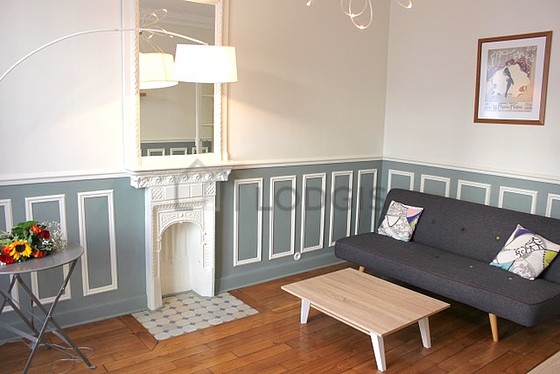 Séjour très calme équipé de canapé, table basse, commode