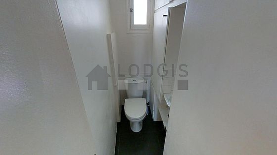 Toilettes indépendantes de la salle d'eau