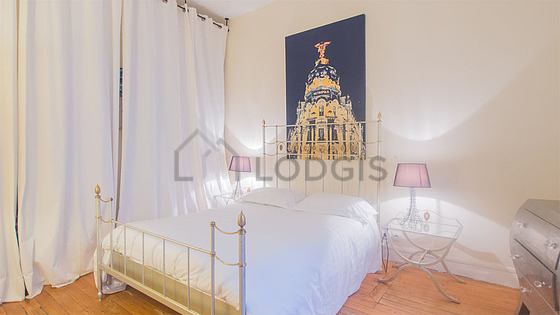 Bright bedroom equipped with wardrobe, 1 chair(s)