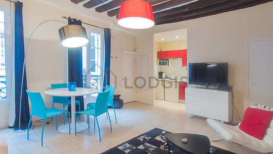 Large living room of 22m² with tile floor