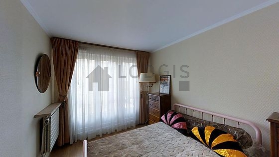 Chambre avec du parquet au sol