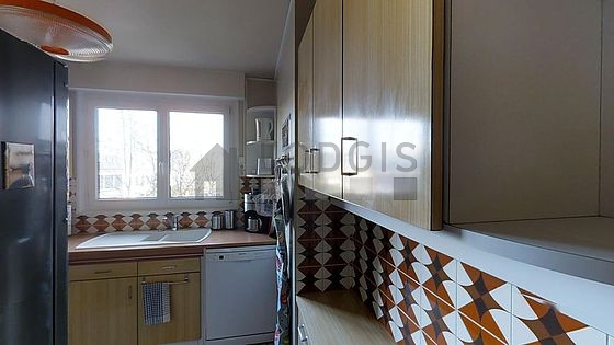 Cuisine équipée de lave vaisselle, plaques de cuisson, réfrigerateur, hotte