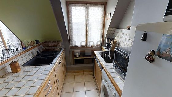 Cuisine équipée de lave linge, réfrigerateur, vaisselle