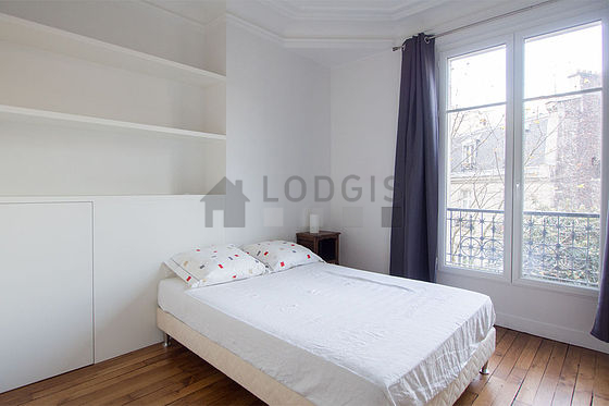 Bedroom of 13m² with wooden floor