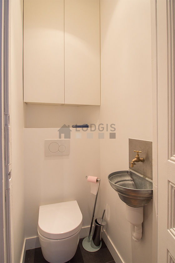 Toilettes indépendantes de la salle d'eau