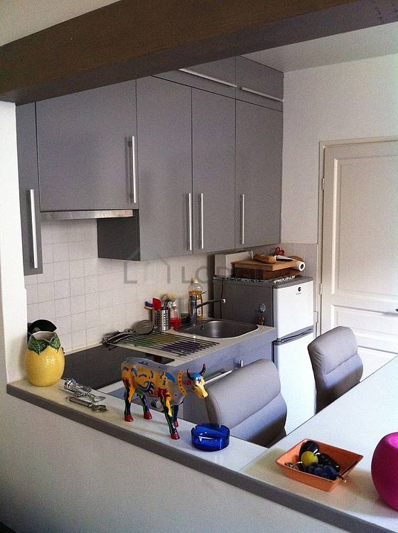 Belle cuisine de 8m² avec du carrelage au sol