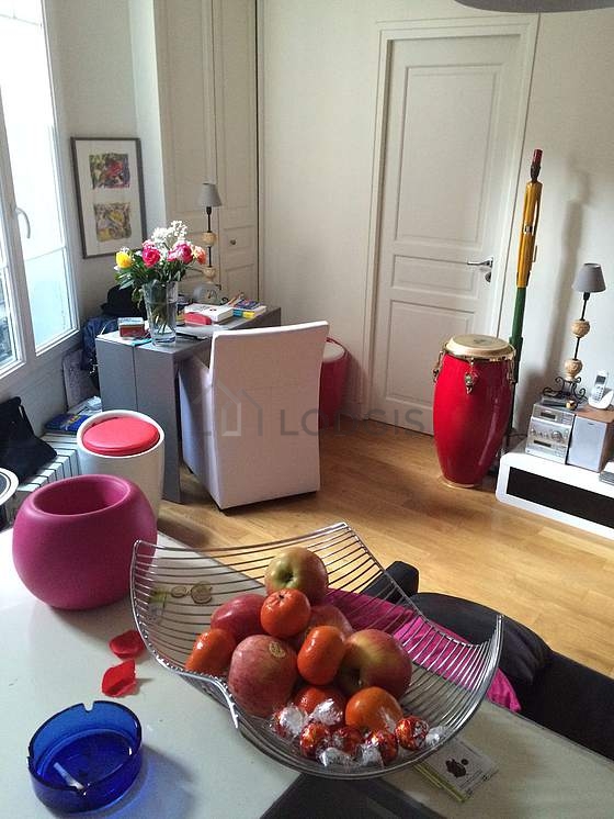 Séjour très calme équipé de télé, chaine hifi, commode, 2 chaise(s)