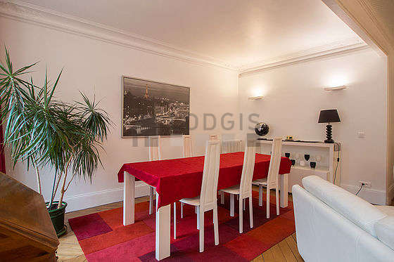Dining room of 12m² equipped with dining table, 6 chair(s)
