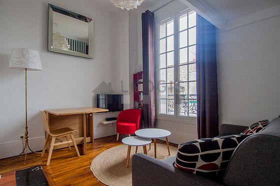 Living room of 8m² with wooden floor