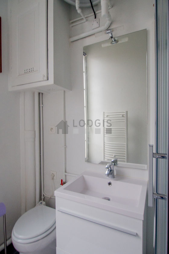 Agréable salle de bain très claire avec fenêtres double vitrage et du carrelage au sol