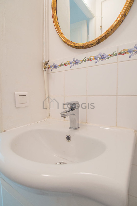 Toilettes indépendantes de la salle d'eau
