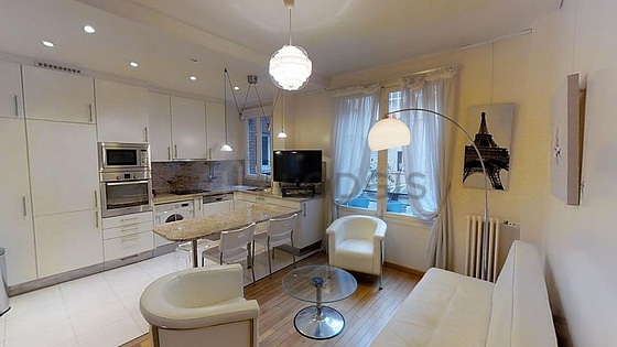 Large living room of 20m² with wooden floor