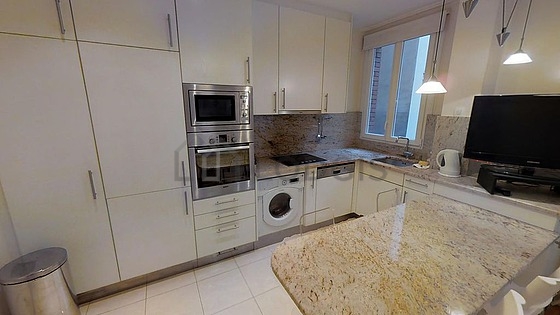 Cuisine dînatoire pour 4 personne(s) équipée de lave linge, réfrigerateur, hotte, vaisselle