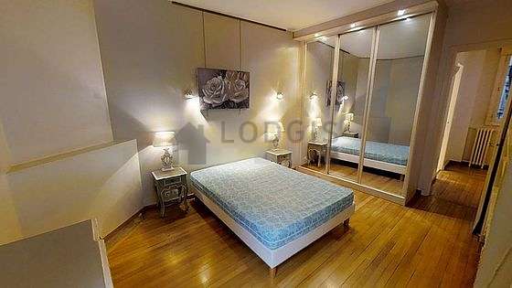Bedroom of 15m² with woodenfloor