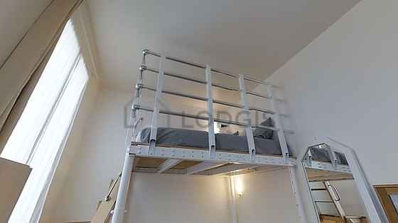 Mezzanine sous belle hauteur de plafond avec du parquet au sol
