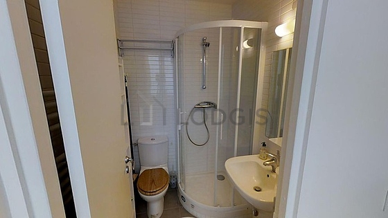 Belle salle de bain avec du carrelage au sol