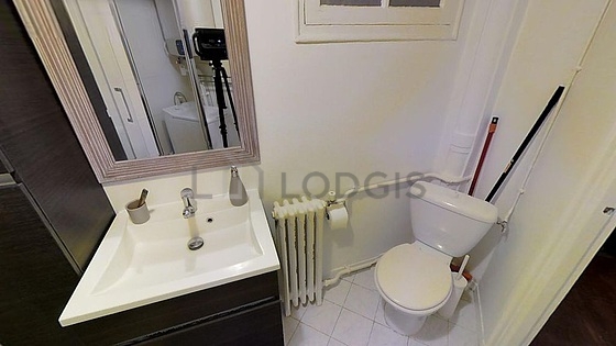 Salle de bain équipée de serviettes de bain