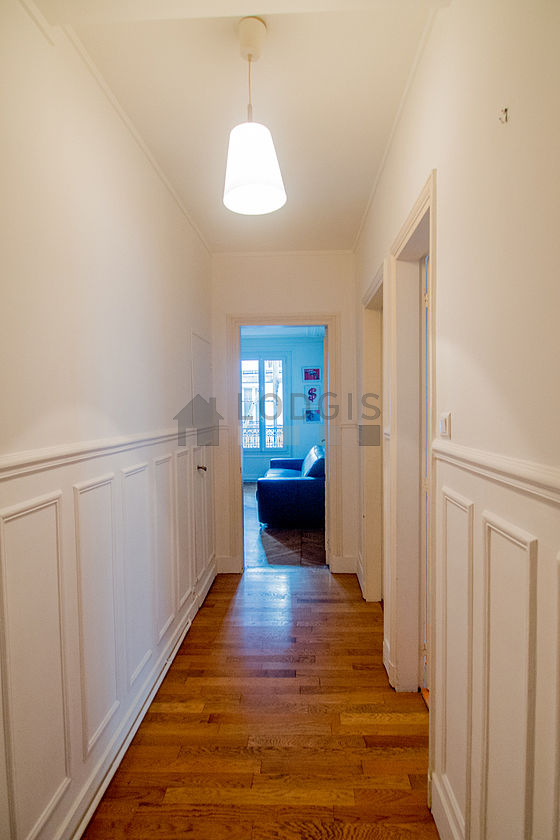 Très belle entrée avec du parquet au sol