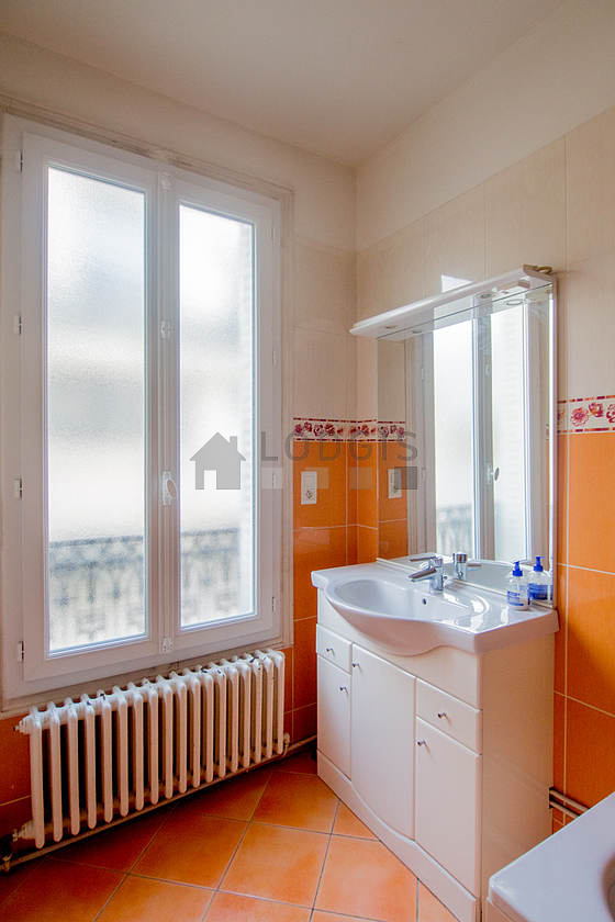 Agréable salle de bain très claire avec fenêtres double vitrage et du carrelage au sol