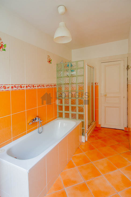 Salle de bain équipée de baignoire, douche séparée