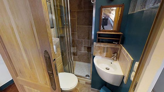 Belle salle de bain avec du carrelage au sol