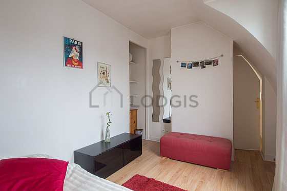 Chambre donnant sur rue