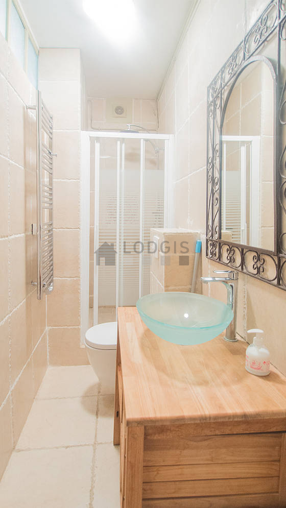 Belle salle de bain avec du carrelage au sol