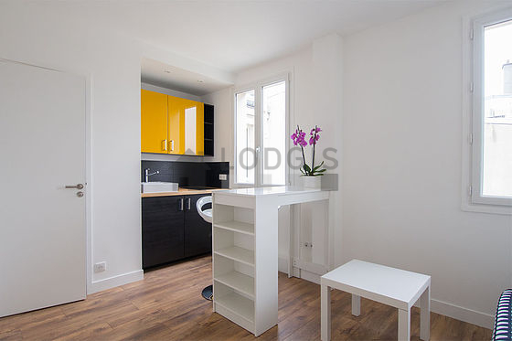 Living room of 12m² with wooden floor