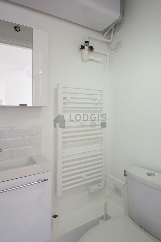 Salle de bain équipée de serviettes de bain