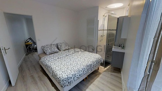 Chambre donnant sur rue