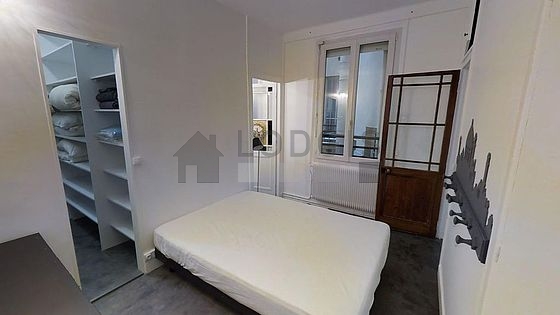 Chambre avec du parquet au sol
