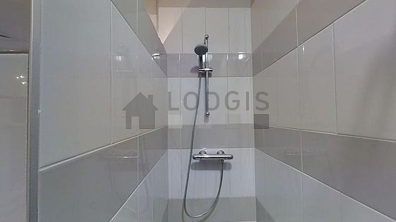 Salle de bain équipée de placard