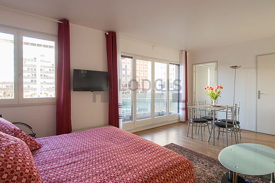 Large living room of 23m² with wooden floor