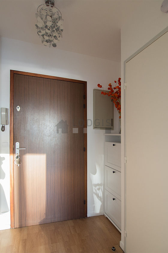 Belle entrée avec du parquet au sol