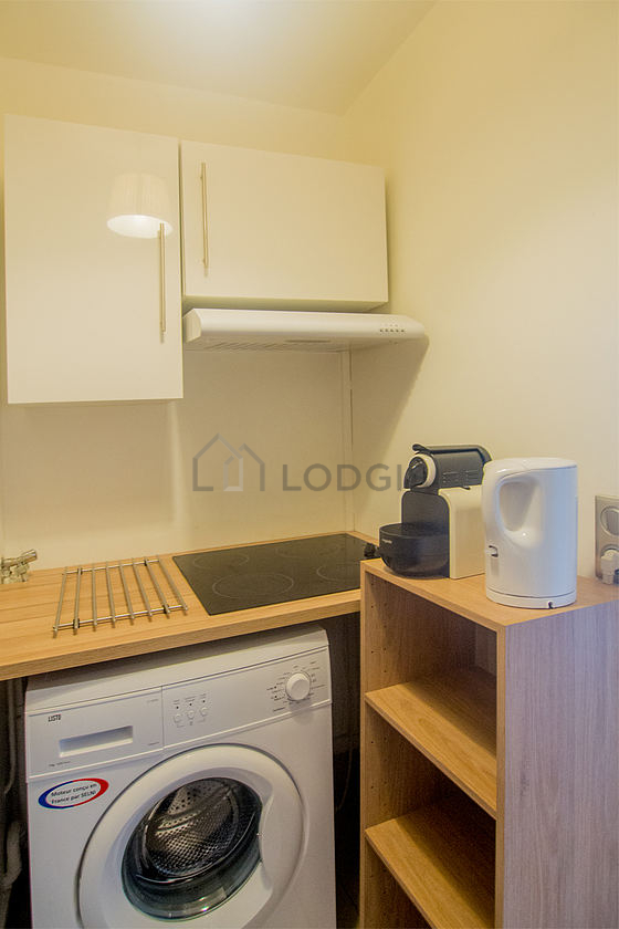 Cuisine équipée de lave linge, réfrigerateur, freezer, hotte