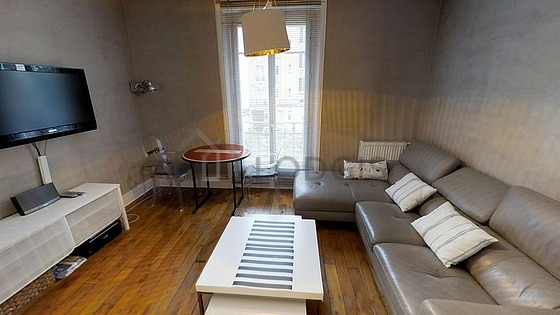 Salon de 15m² avec du parquet au sol