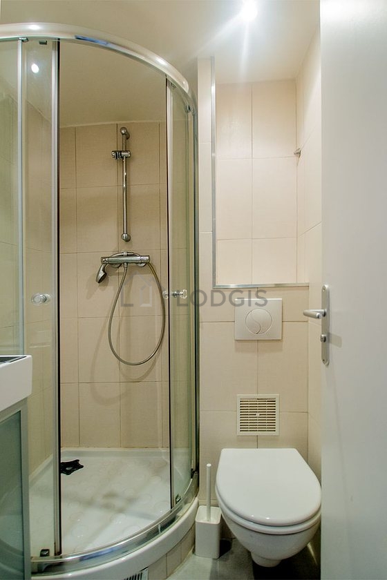 Salle de bain équipée de etagère