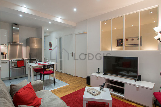 Living room of 8m² with wooden floor