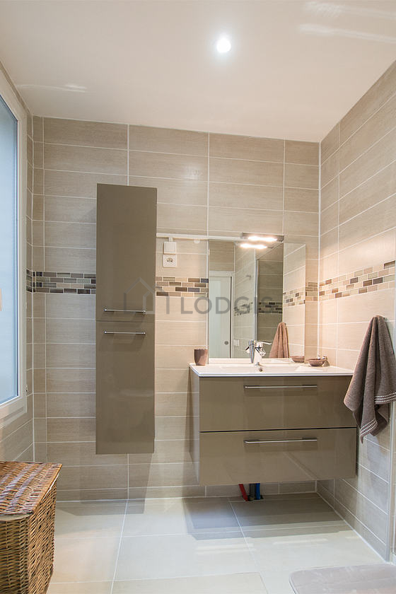 Belle salle de bain claire avec du carrelage au sol