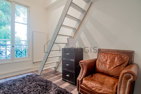 Chambre de 5m² avec du parquet au sol