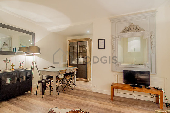 Large living room of 30m² with wooden floor