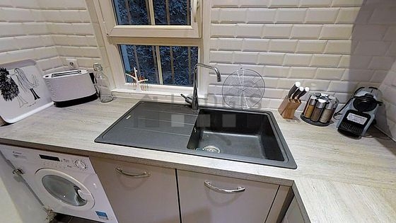 Cuisine équipée de lave linge, réfrigerateur, freezer, hotte