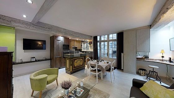 Salon avec du carrelage au sol