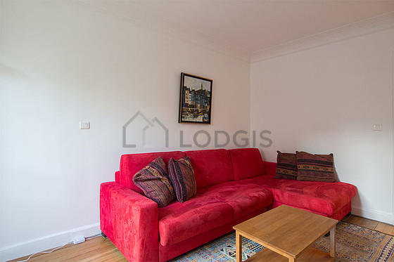 Living room of 18m² with wooden floor
