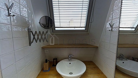 Bathroom equipped with bath towels