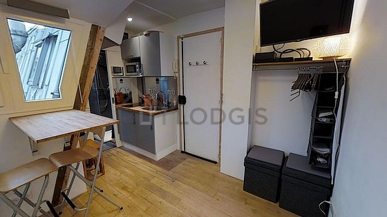 Bright living room furnished with 2 chair(s)
