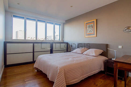 Bedroom of 14m² with woodenfloor