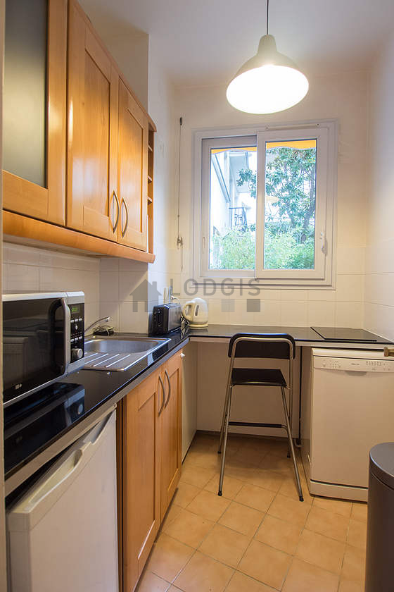 Belle cuisine de 4m² avec du carrelage au sol